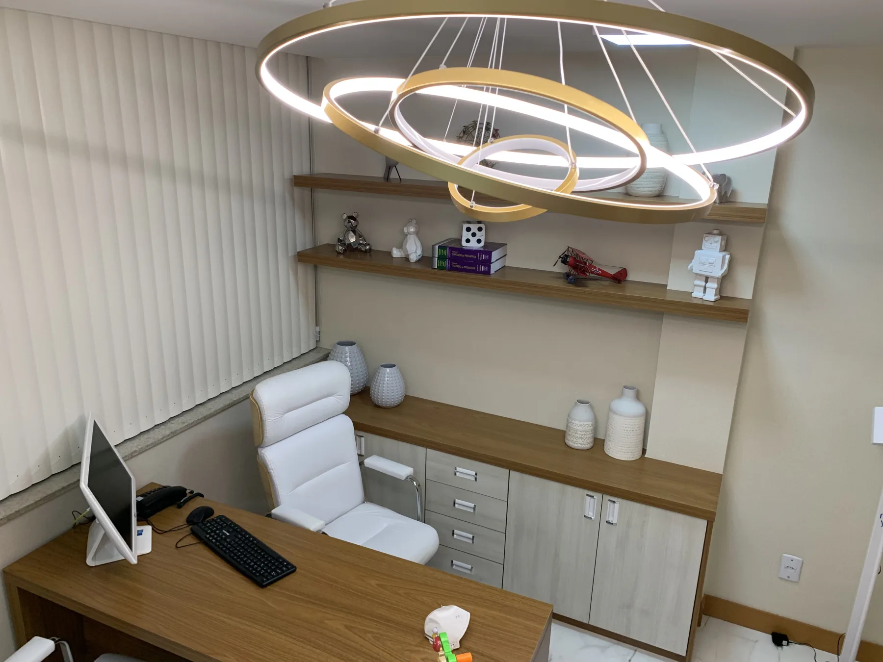 Detalhes do mobiliário e da iluminação do consultório